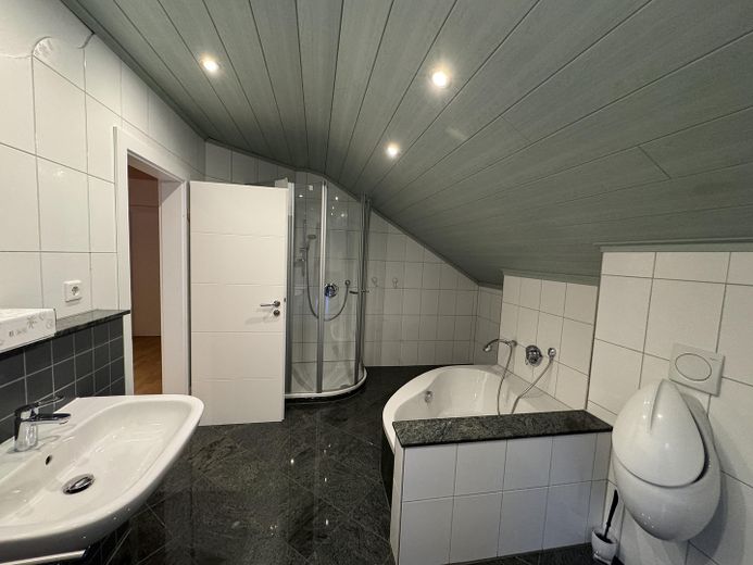 1. Bad OG Badewanne u. Dusche