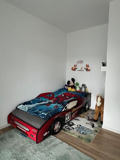 Moderne 3-Zimmer-Wohnung mit Einbauküche in zentraler Stadtlage – Kinderzimmer