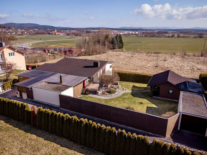 Charmantes Einfamilienhaus mit Garten und drei Garagen in Roding-Wetterfeld – Foto 38