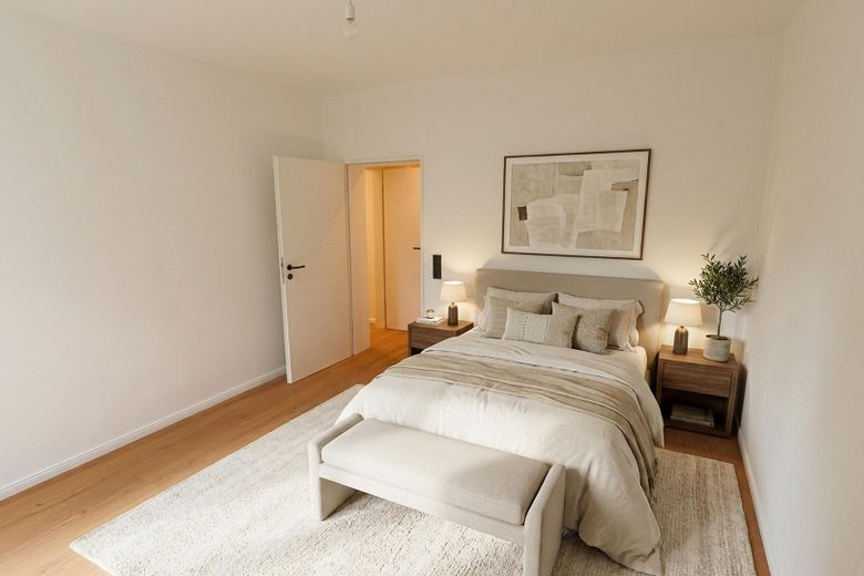 Erstbezug nach Sanierung: Barrierearme 2-Zimmer-Wohnung, Balkon & Tiefgarage in Bestlage Iserlohns – Schlafzimmer möbliert
