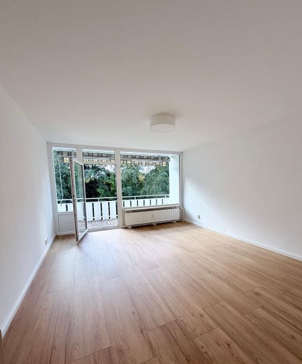 1 odalı daire: yüksek kaliteli yenilenmiş, yeni kaliteli ankastre mutfak, yeni banyo ve park yeri dahil – Wohnzimmer