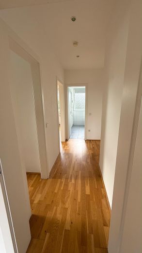 Світла 2-кімнатна квартира з балконом на південь і видом на зелень – Blick durch die Wohnung