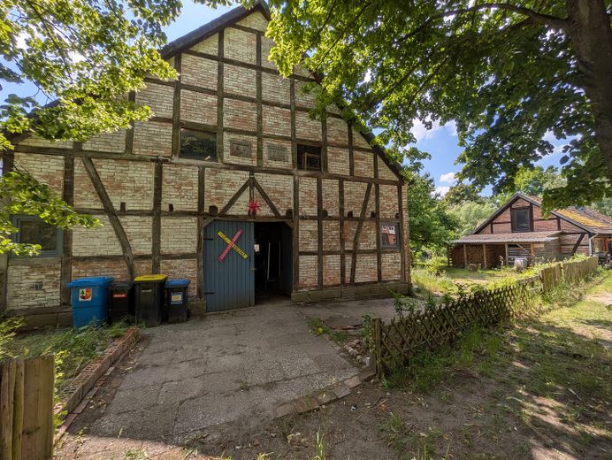 Blick auf Scheune und Wohnhaus