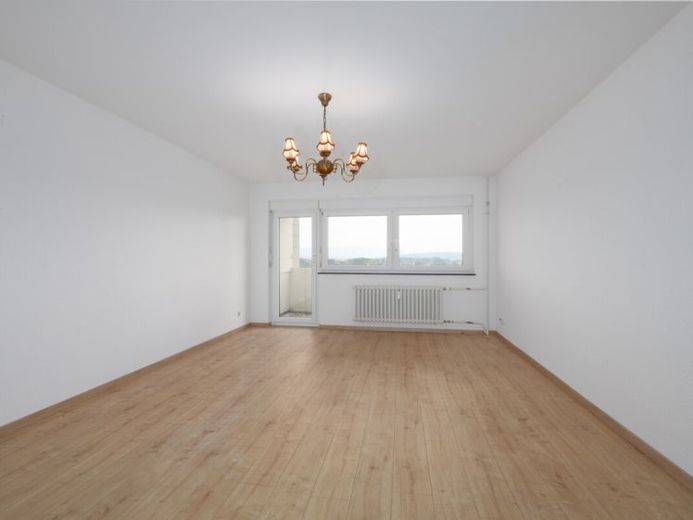 Aussicht genießen, Potenzial entfalten – 2 Zimmer mit Balkon & Garage – Foto 1