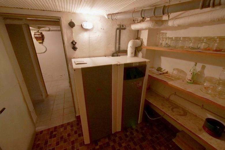 Gepflegtes Einfamilienhaus mit Nebengebäuden & großem Grundstück – Heizung im Keller des Hauses