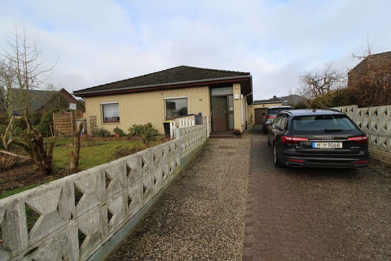 Charmanter, individueller Walmdach Bungalow mit Vollkeller, ruhigem, idyllischem Grundstück &amp; Garage – 2 - Eingang und Zufahrt Garage