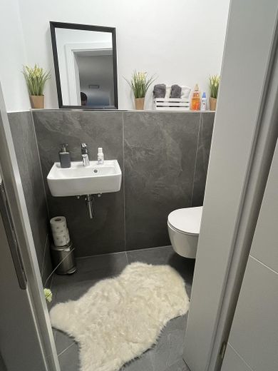 Exklusive 4-Zimmer-Gartenwohnung im Neubau mit großzügigem Garten, Einbauküche & E-Auto-Stellplatz – Foto 15