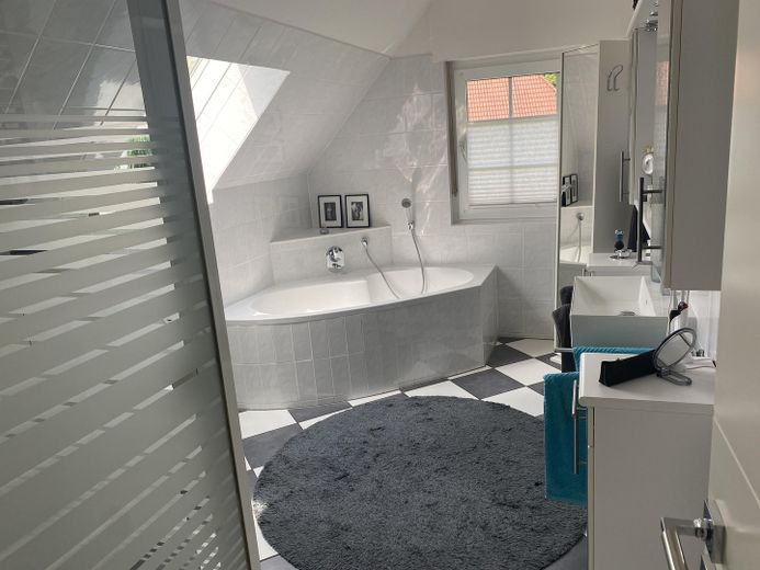 Charmantes Einfamilienhaus in Ostseenähe - Provisionsfrei – Bad mit Eckbadewanne