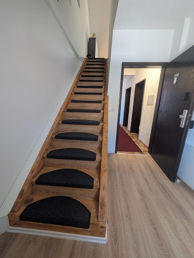 Attraktives, vollmöbliertes Apartment in Kaiserslautern-Hohenecken zu vermieten – Treppe