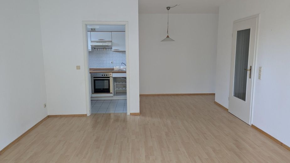 Gepflegte Erdgeschosswohnung mit Terrasse & Garage in Passau-Rittsteig – Blick zu Küche und Essbereich