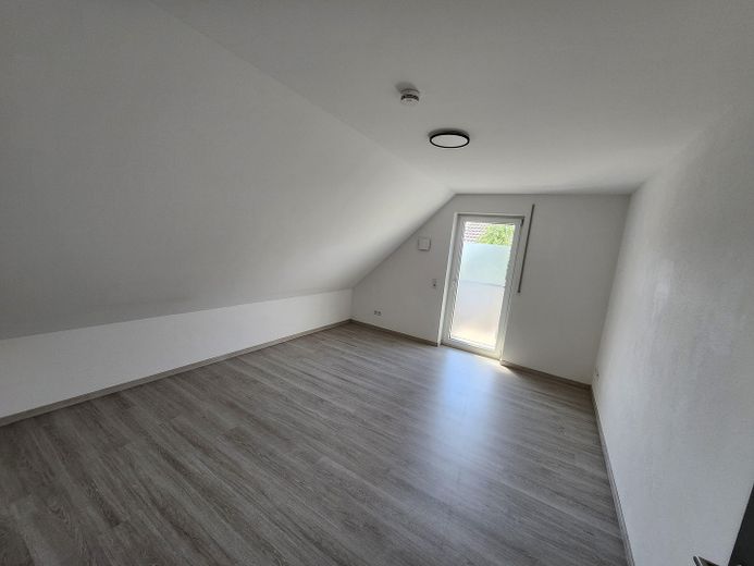 Sofort bezugsfrei! Moderne Dachgeschosswohnung mit Glasfaser, Balkon – inklusive Küchenzeile. – Wohnen- Essen