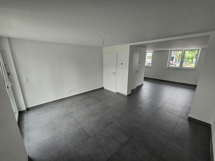Moderne 2,5-Zimmer-Wohnung im KfW-55-EE-Standard – Stilvoll, Komfortabel und Energieeffizient – Wohnzimmer