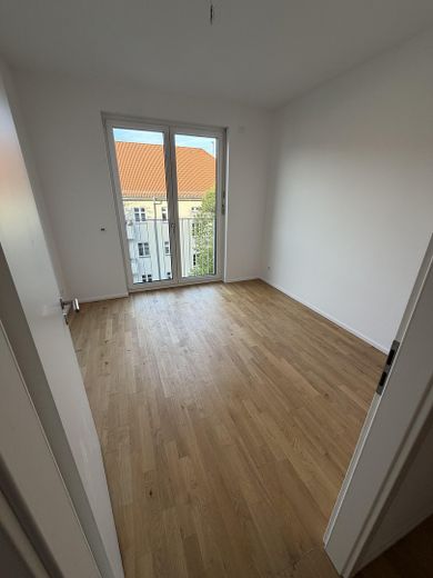 Lichtenberg'de geniş manzaralı modern yaşam: 4 oda, yerden ısıtmalı yeni bina – Zimmer 1