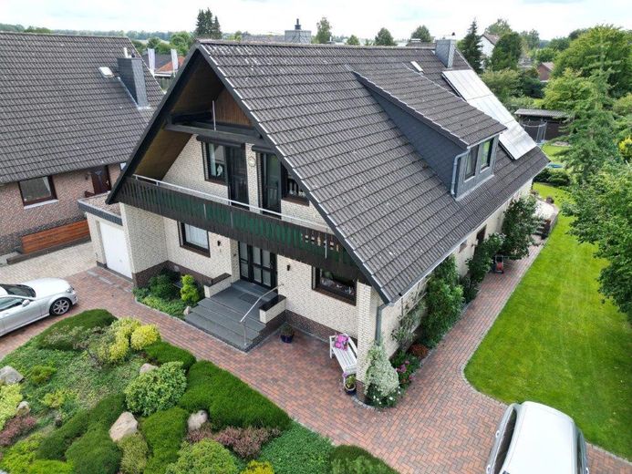 Exclusive House with Garage and Three Parking Spaces – Ansicht vorne  mit Vorgarten