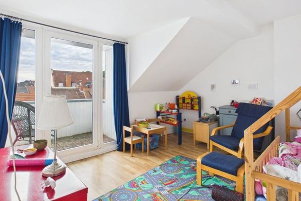 Neustadt | Helle 2-Zimmer-Wohnung im Dachgeschoss mit zwei Balkonen