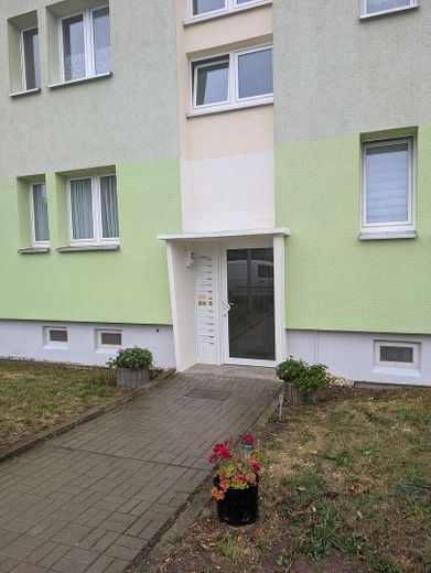 Frisch renoviert: 4 Zimmer, Balkon, EBK und Stellplatz – Hausansicht