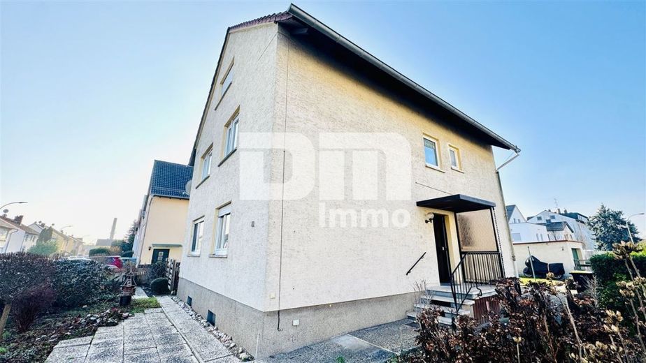 Kompakte Dreizimmer DG Wohnung in gepflegtem Dreifamilienhaus in gesuchter Lage – Seitenansicht / Haupteingang