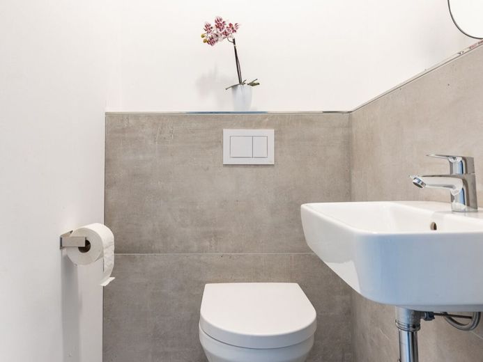 Architektenbungalow mit Split-Level-Bauweise, klarer Formensprache und freiem Landschaftsblick! – Gäste WC