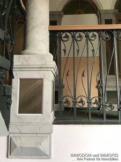 3-Zimmer-Dachgeschoss Wohnung mit BALKON, PKW-Stellplatz und offener Küche im Wohnzimmer zu vermieten! – Detail