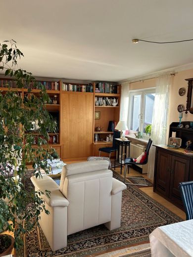 3-Zimmer-Dachterrassen Wohnung + Hobbyraum + Garage in Karlsfeld – Wohnzimmer
