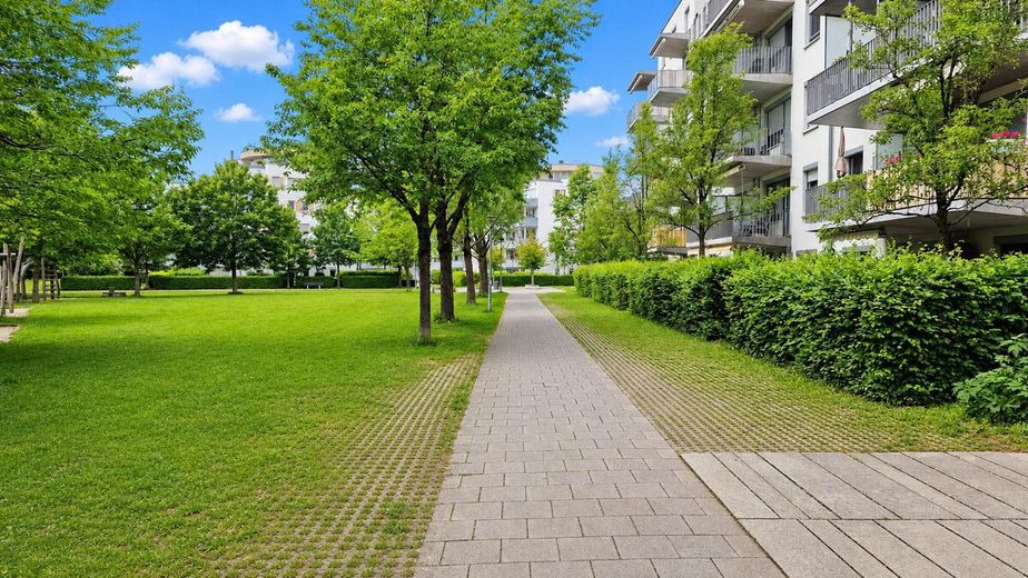 Bogenhausener Höfe: Moderne &amp; perfekt aufgeteilte WG-Wohnung mit hoher Rendite und Fernblick – Gartenanlage