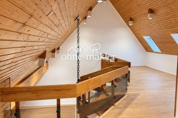 Esclusiva maisonette di 2,5 locali con ascensore, cucina nuova e vista panoramica – in posizione centrale a Weingarten