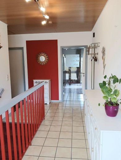 PROVISIONSFREI - Großer, charmanter  Bungalow mit Untergeschoß - keine Renovierungen, nur einziehen! – EG Flur zum WoZi