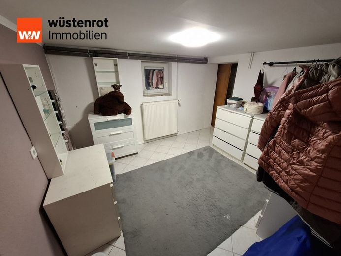 Wohnen in regenerativer Umgebung! Ein spannendes Eigenheim wartet darauf entdeckt zu werden... – Ankleide Kellerbereich