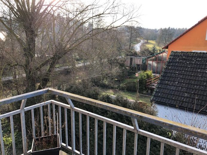 Modernisierte 2-Zimmer Wohnung im 2. OG mit EBK, Balkon, KFZ-Stellplatz und Kellerabteil – Balkon