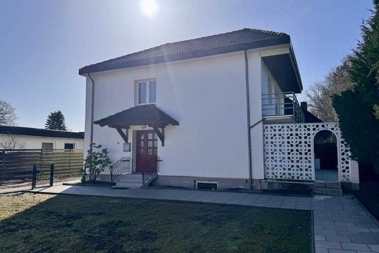 Stilvolles Einfamilienhaus mit hochwertiger Teilsanierung und großzügiger Garage – Bild 1