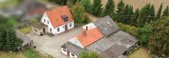 Wolnostojący dom jednorodzinny w wiejskiej lokalizacji – duża działka z powierzchnią pod zabudowę!