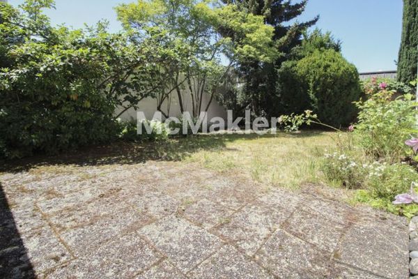 Habiter sur un seul niveau : bungalow avec jardin, terrasse, garage et place de stationnement devant