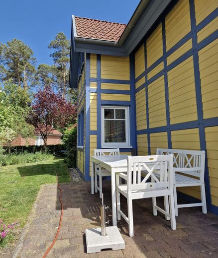 Casa de vacaciones con embarcadero propio en Hafendorf Rheinsberg – seitliche Terrasse, Sitzgruppe