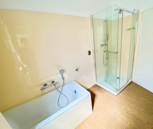 4-Zi.-Maisonette inkl. Garage in Frankfurt – Top-Rendite (5,5 %) oder Eigenbedarf möglich! – Elternbad