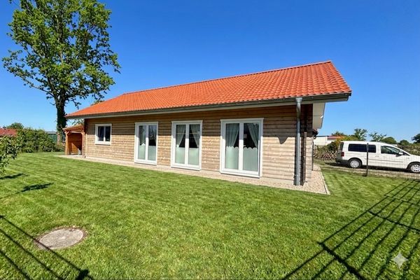 Jak nowy drewniany bungalow klasy A+ w pobliżu Eidery – ogród, widok na pola, bez prowizji