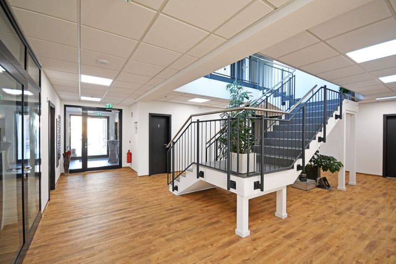 Modernes Bürogebäude am Innovationscampus Saarbrücken – Eingangsbereich