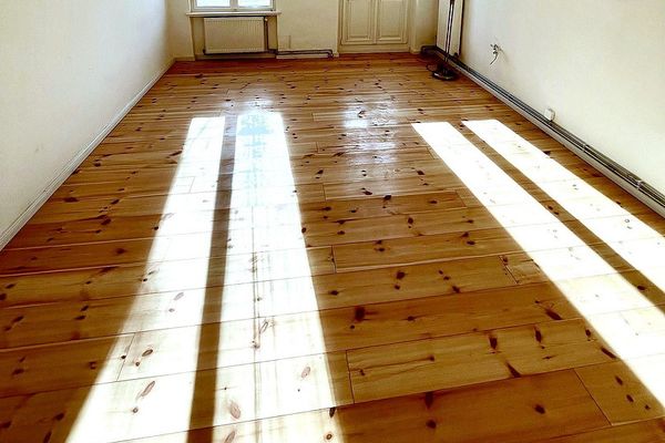 Schillerkiez'de balkonu olan, batı cepheli, hemen taşınılabilir sevimli rüya 2 odalı eski bina dairesi