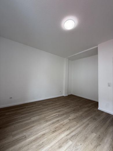 Erstbezug nach Kernsanierung – Moderne 3-Zimmer-Wohnung in Blankenloch – Wohnzimmer