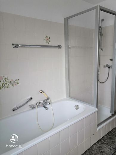 Badewanne und Dusche