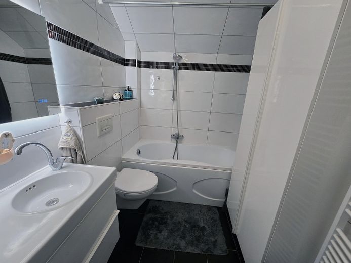 DA PRIVATO!! Casa a schiera centrale adatta alle famiglie con giardino e 2 posti auto ad Ahrensburg – Badezimmer OG