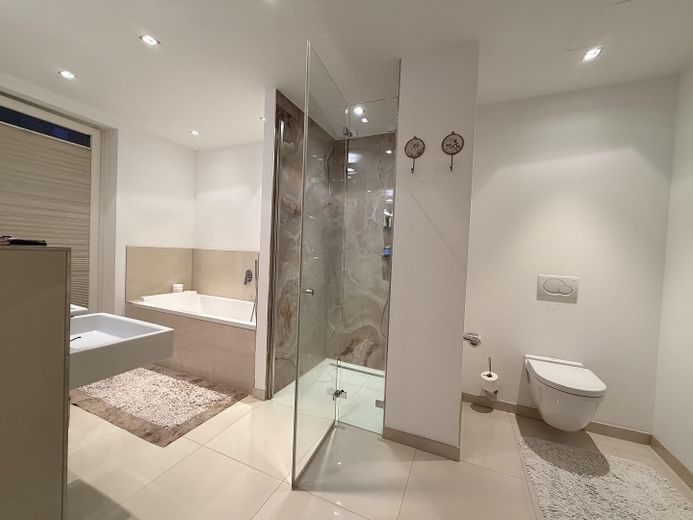प्रमुख स्थान पर शानदार विलासितापूर्ण जीवन – Master Bathroom