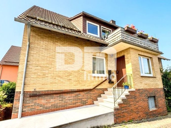 Spacieuse maison pour 1 à 2 familles offrant un potentiel d’utilisation polyvalent et un beau jardin – Photo 1