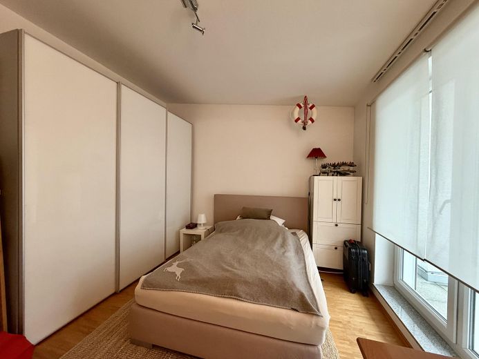 Wo Wald auf Weitblick trifft – Traumvilla mit Taunus- und Skyline-Panorama – Schlafzimmer