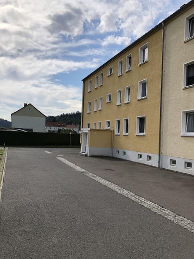 Verfügbarkeit ab 15.09.2026 – Charmante, teilmöblierte 2-Zimmer-Wohnung mit Westbalkon – Außenanlage - Zufahrt