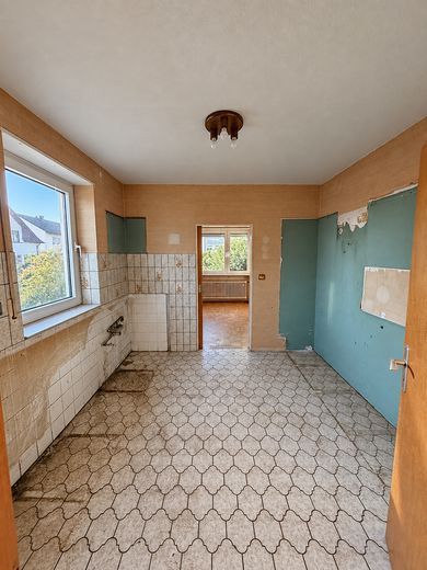 Bungalow indipendente su 669 m² · posizione ai margini del ruscello e dei campi · potenziale eccezionale! – Küche im IST-Zustand