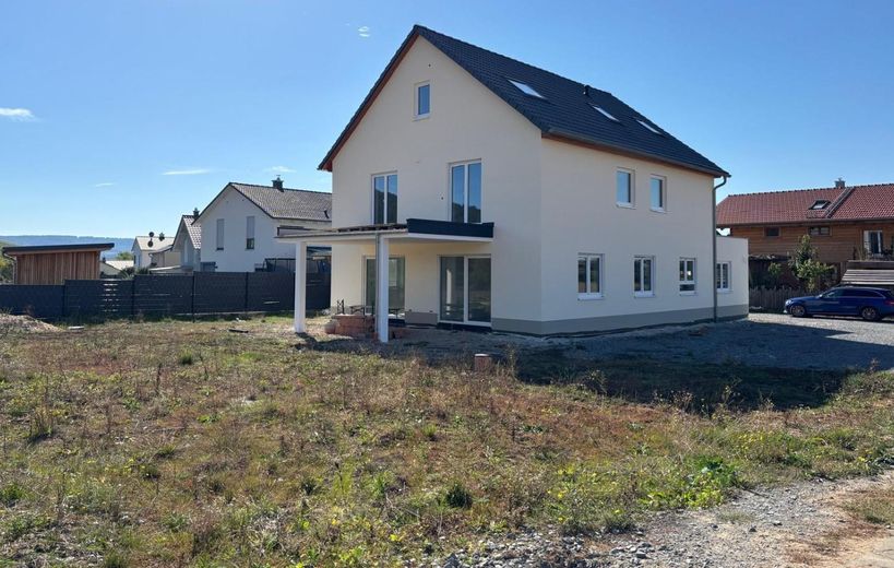 Appartamento mansardato con aria condizionata - Nuova costruzione – Gebäude vom Garten aus