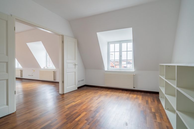Moderne Dachterrassen-Maisonette-Wohnung mit denkmalgeschütztem Altbauflair – Büro (leer)