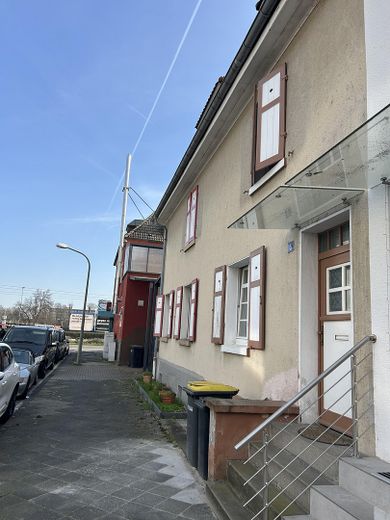 Reihenmittelhaus mit Altbaucharakter und Garten in LU-Mundenheim – Vorderansicht + Umgebung 