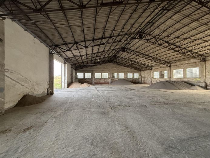 Großzügige Gewerbefläche mit Lagerhallenbestand und Büro in Neustadt a. d. Orla – Lagerhalle innen