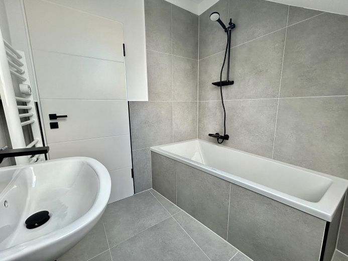 Erstklassig saniert: 3-Zimmer-Wohnung in Pattensen – Badezimmer
